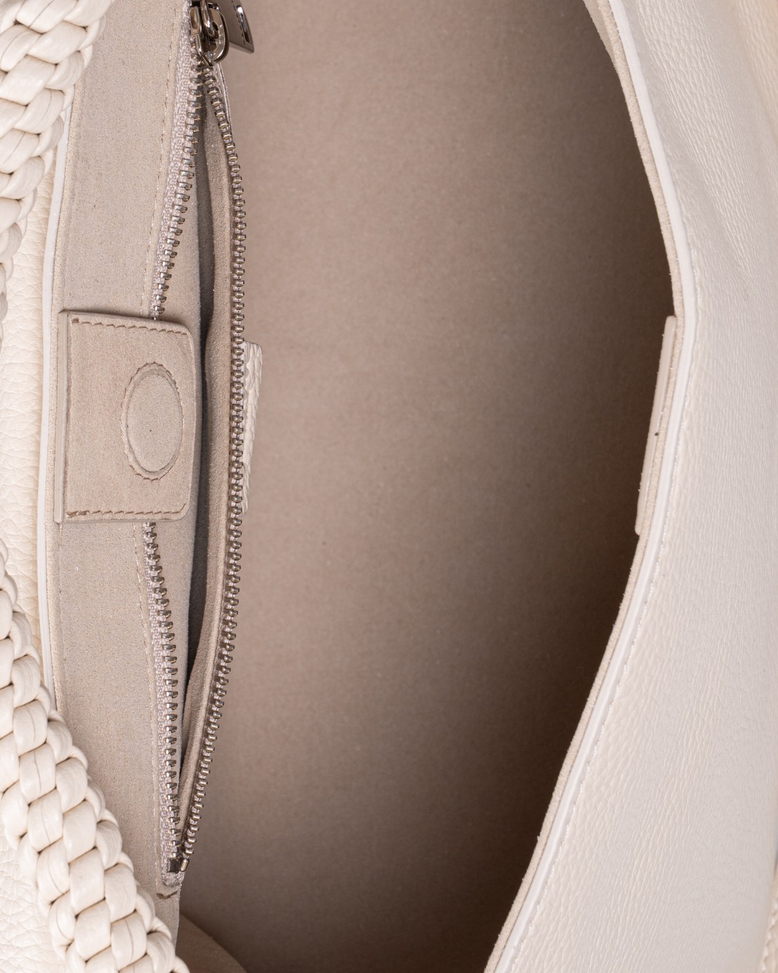 shop ORCIANI  Borsa: Orciani borsa "Sveva" M in pelle martellata con manico intrecciato.
Tre tasche interne di cui una con zip.
Chiusura con patta.
Manico interacciato, tracolla rimovibile.
Finitura in palladio.
Dimensioni: Larghezza: 32 cm / Altezza: 24 cm / Profondità: 15 cm.
Composizione: 100% pelle di vitello.
Made in Italy.. BT2006 SCB-ACQ BIANCA number 9392389